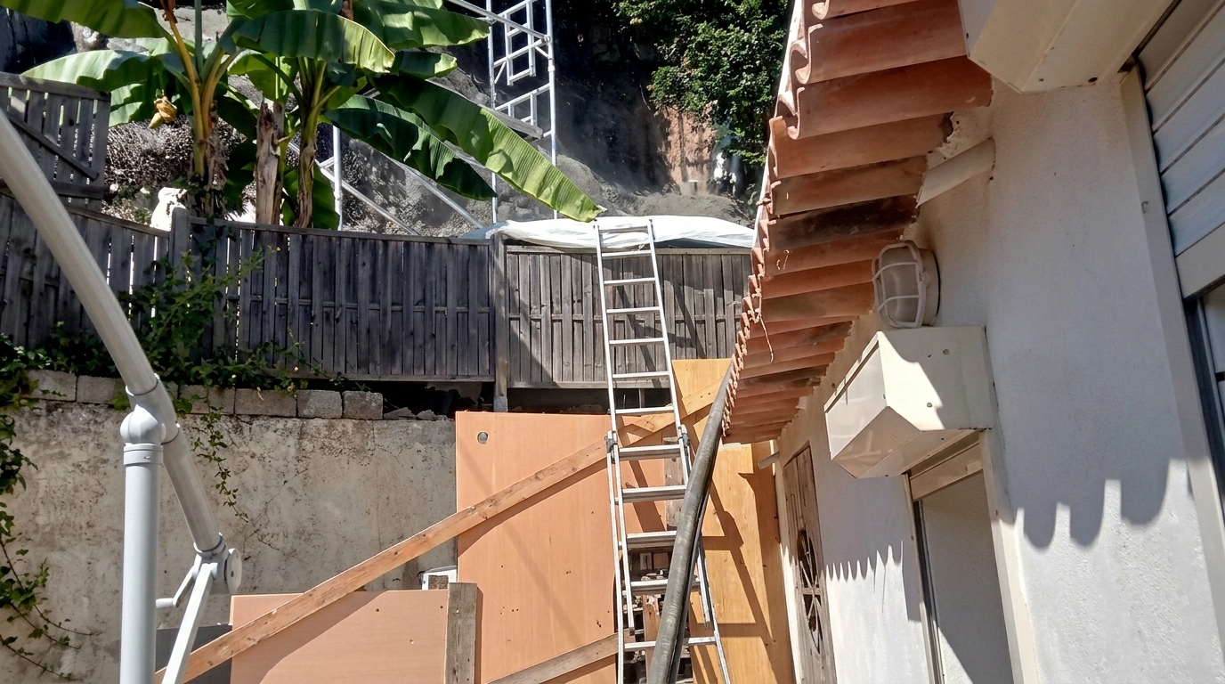 Travaux de maçonnerie extérieure le long d’une maison à Nice