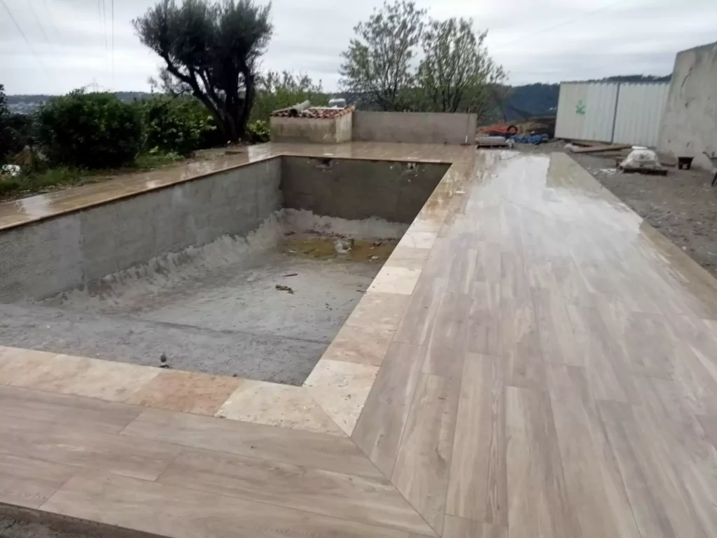 Travaux de maçonnerie et terrasse autour d’un bassin réalisés par BPM